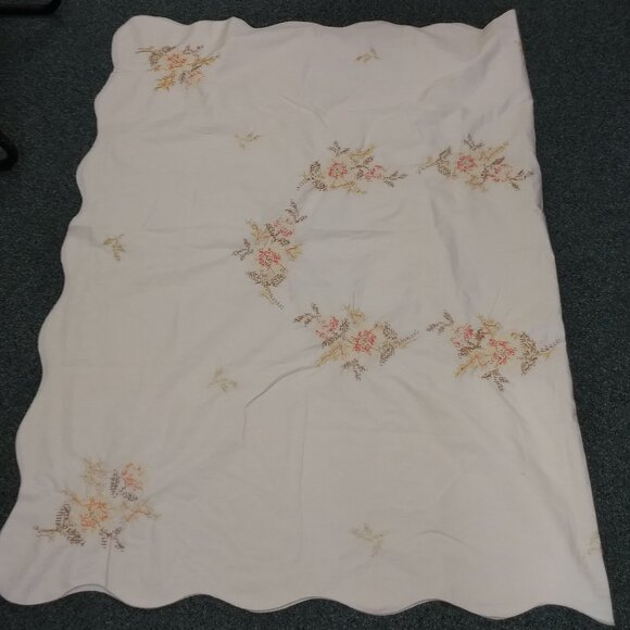 Vintage Handmade Cross Stitch Floral Table Cloth Rectangle Scallop Edge Holiday - Picture 7 of 9